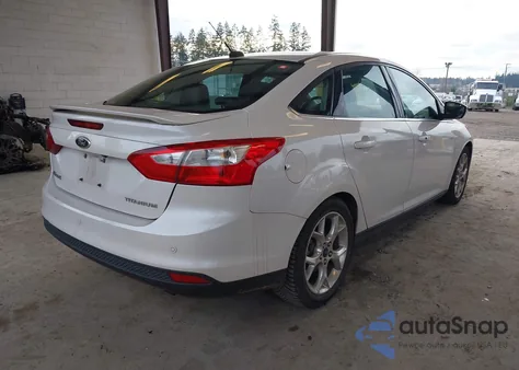 2014 Ford Focus Titanium z USA, uszkodzony, nr VIN 1FADP3J28EL211229